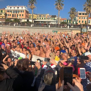 Varazze, sono stati 250 i coraggiosi per il primo tuffo dell'anno con il 70esimo cimento di Capodanno