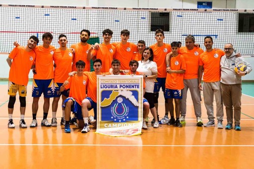 Volley. Il Finale celebra la promozione in Serie D, lo stendardo dei vinciori ai ragazzi dei coach Visca e Paroli Volley. Il Finale celebra la promozione in Serie D, lo stendardo dei vinciori ai ragazzi dei coach Visca e Paroli