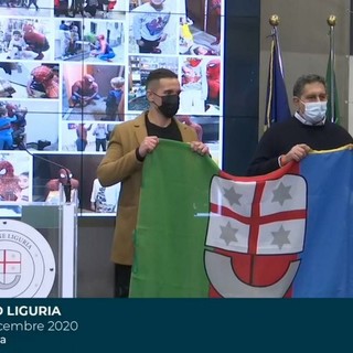 Giovanni Toti consegna la bandiera di Regione Liguria a Mattia Villardita Giovanni Toti consegna la bandiera di Regione Liguria a Mattia Villardita
