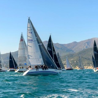 Vela. Il Campionato Invernale Marina di Loano è ripreso, barche in acqua tra Borghetto e Borgio Verezzi