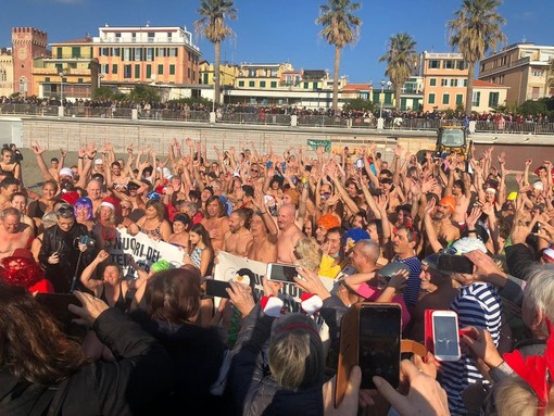 Varazze, sono stati 250 i coraggiosi per il primo tuffo dell'anno con il 70esimo cimento di Capodanno Varazze, sono stati 250 i coraggiosi per il primo tuffo dell'anno con il 70esimo cimento di Capodanno