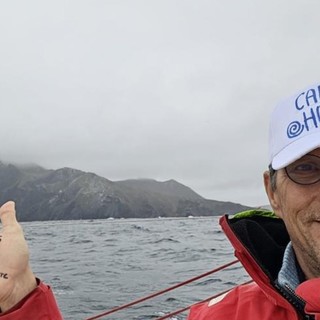 Il velista Tosetti fa tappa ad Andora dopo il giro del mondo in solitaria