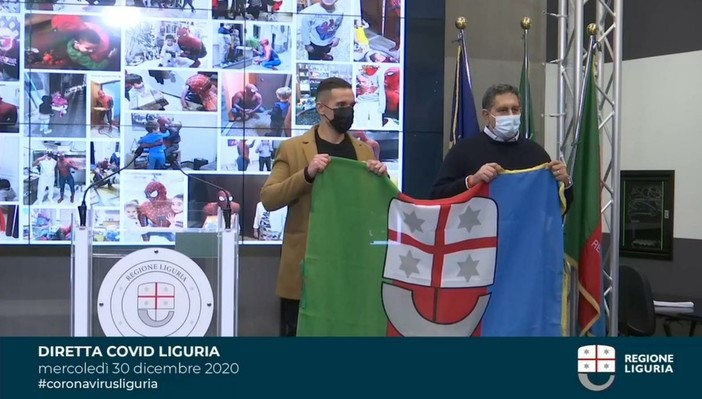 Giovanni Toti consegna la bandiera di Regione Liguria a Mattia Villardita