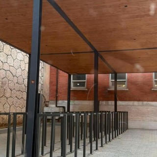 Outdoor | Celle, conclusi i lavori per nuovi posti bici in stazione. Beltrame: "Valuteremo di riutilizzare questo spazio per il ricovero delle ambulanze"